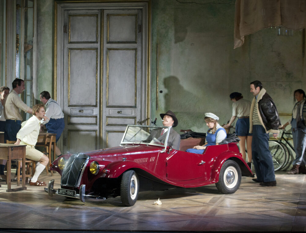 Stephen Richardson - Geronte | Elin Pritchard - Manon Lescaut | Photo © Simon Anand}