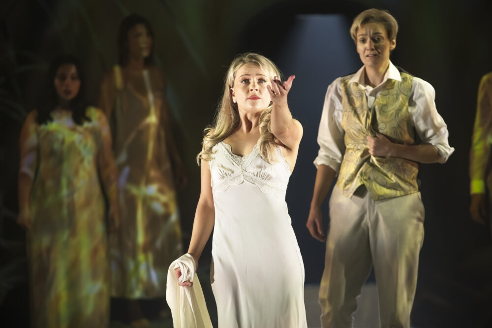 Alexandra Oomens (Euridice); Heather Lowe (Orfeo); The Sixteen; The Grange Festival Chorus – Orfeo ed Euridice | Photo © Craig Fuller}